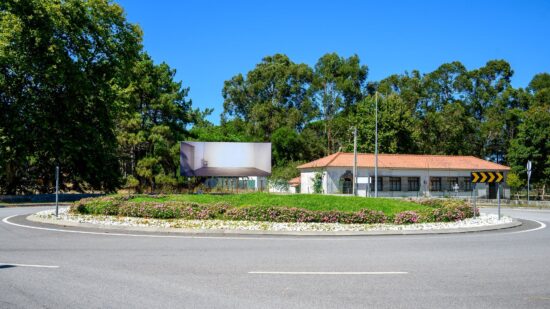‘Outdoor’ em Darque troca publicidade por arte contemporânea