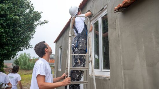 Voluntários ajudam três famílias de Viana a melhorar condições habitacionais