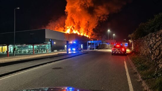 Viana: Incêndio deflagra em supermercado de Areosa