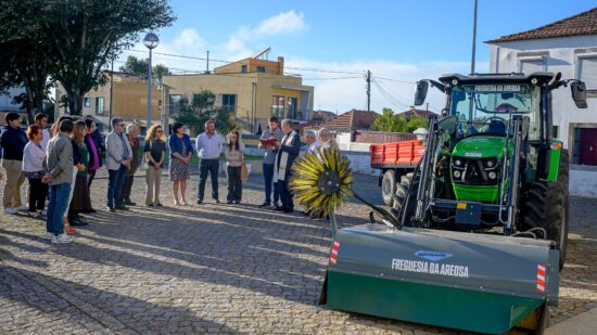 Viana: Entrega e bênção de novo trator à Junta de Freguesia de Areosa