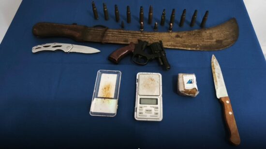 Homem de 20 anos detido com arma proibida e mais de 200 doses de haxixe em Darque